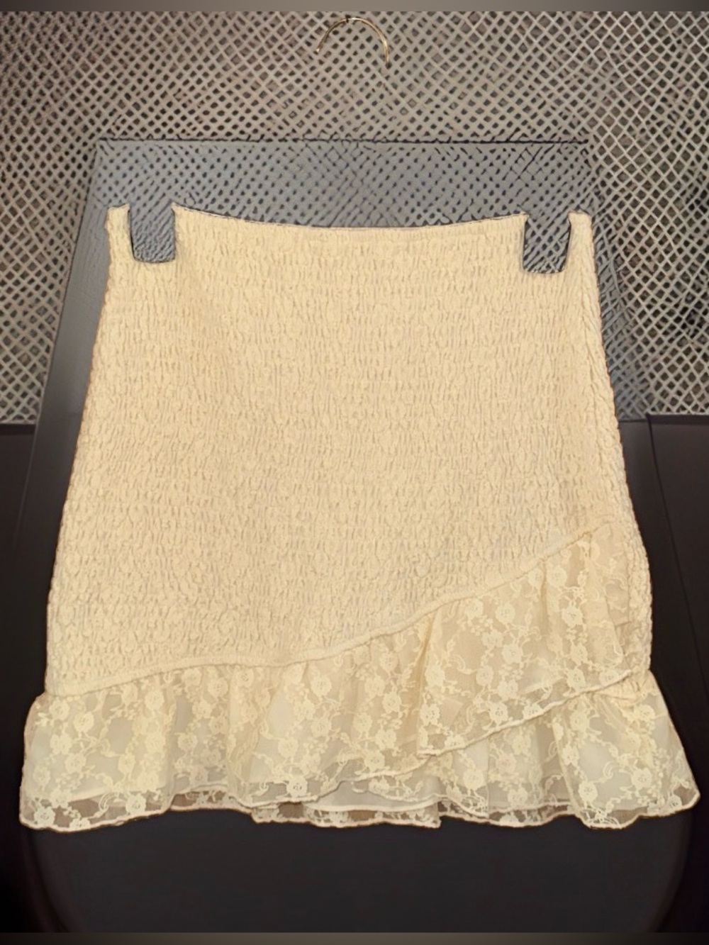 Le Lis Cream Smocked Lace-Trim Mini Skirt-S-EC